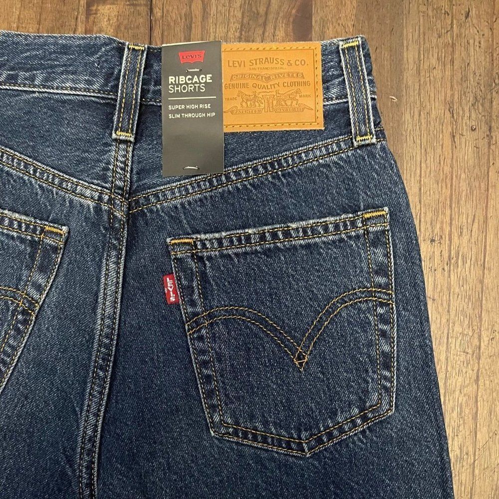 Levi’s Ribcage Shorts   - Picture 8 of 9